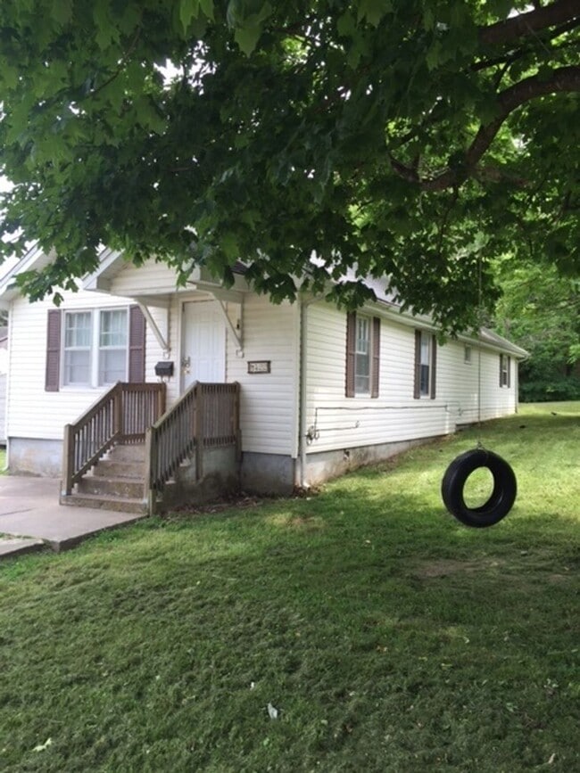 3 Bed 2 Bath Home in Bolivar! Call Quick! in Bolivar, MO - Building Photo - Building Photo