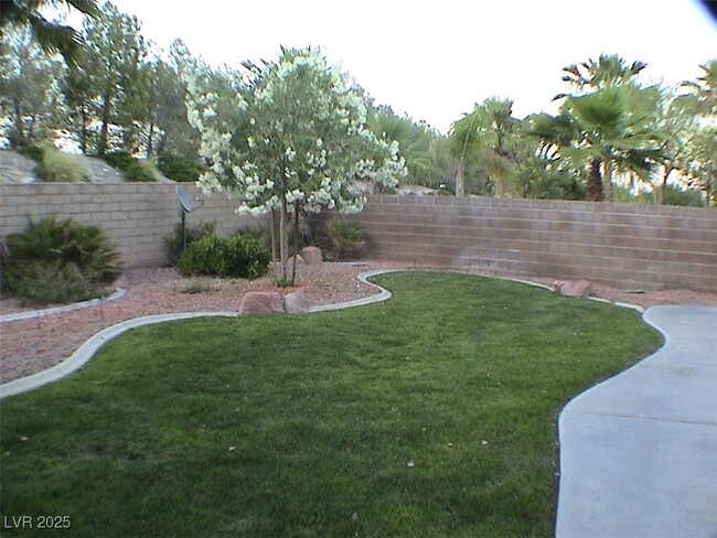 8562 Lambert Dr in Las Vegas, NV - Building Photo - Building Photo