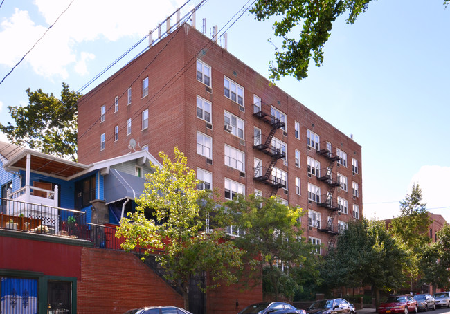 5730 Mosholu Ave in Bronx, NY - Foto de edificio - Building Photo