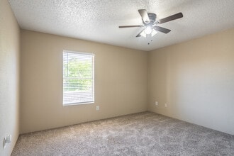 Creekwood Village in Beaumont, TX - Foto de edificio - Interior Photo