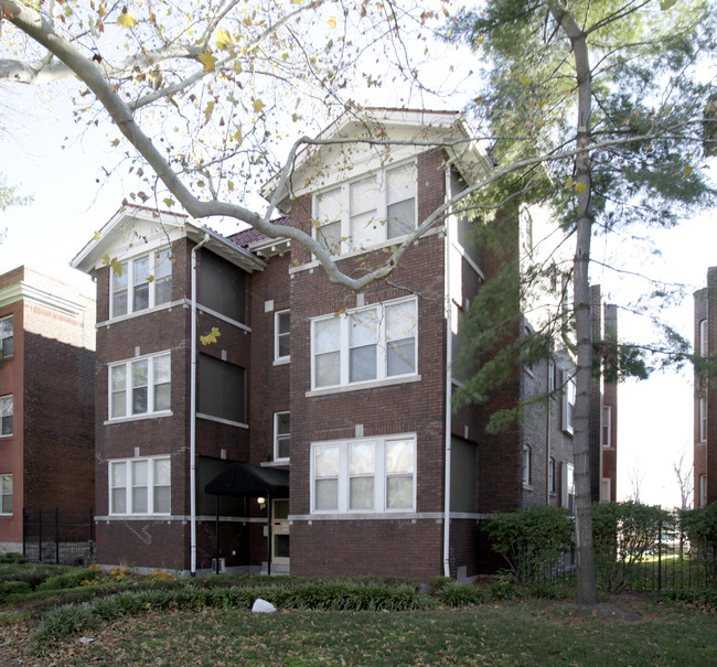 5576 Pershing Ave in St. Louis, MO - Foto de edificio - Building Photo