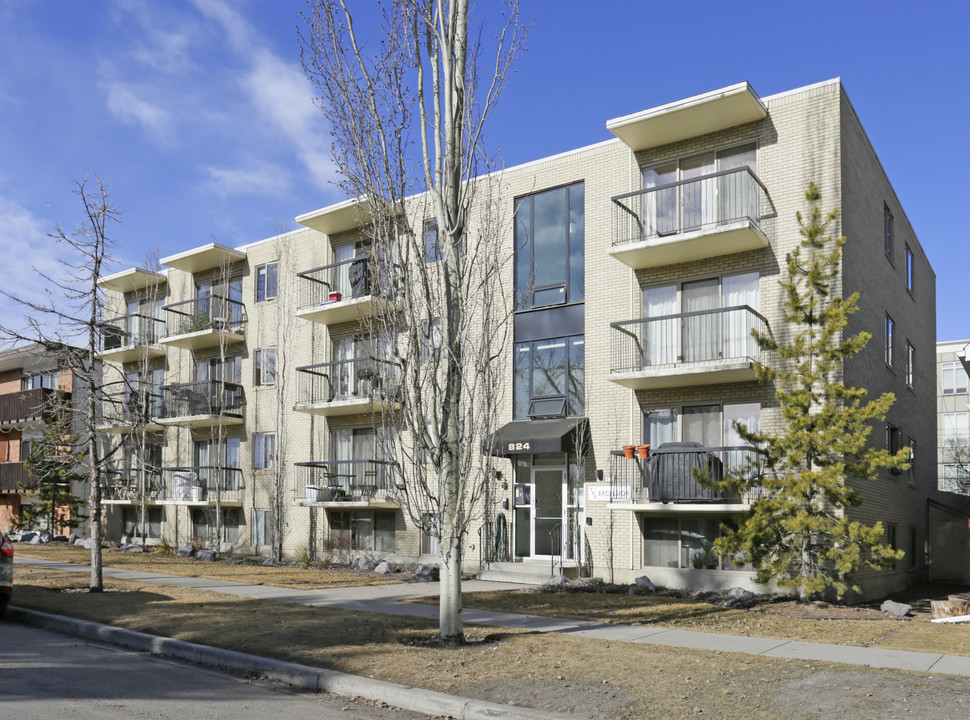 824 4th Ave NW in Calgary, AB - Building Photo