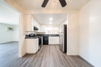 800 E Bobier Dr, Unit M14 in Vista, CA - Foto de edificio - Building Photo