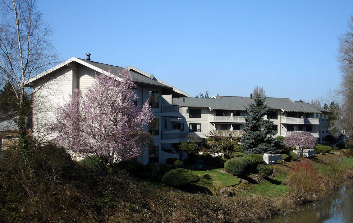 Illahee Apartments in Bellevue, WA - Building Photo