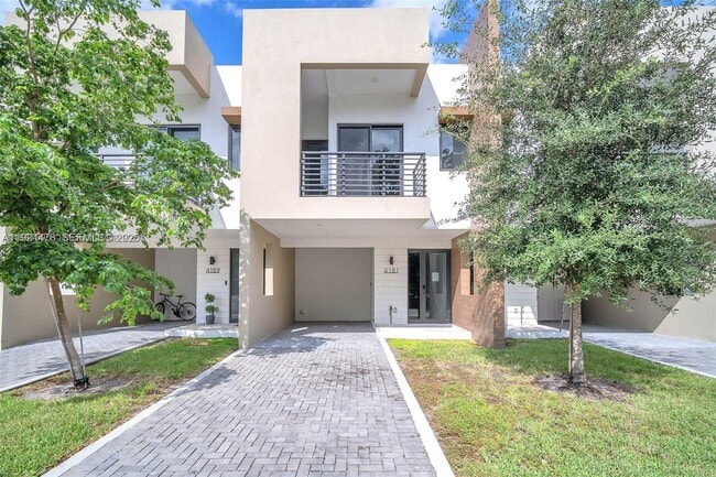 4181 N Oak Pl in Dania Beach, FL - Building Photo - Building Photo