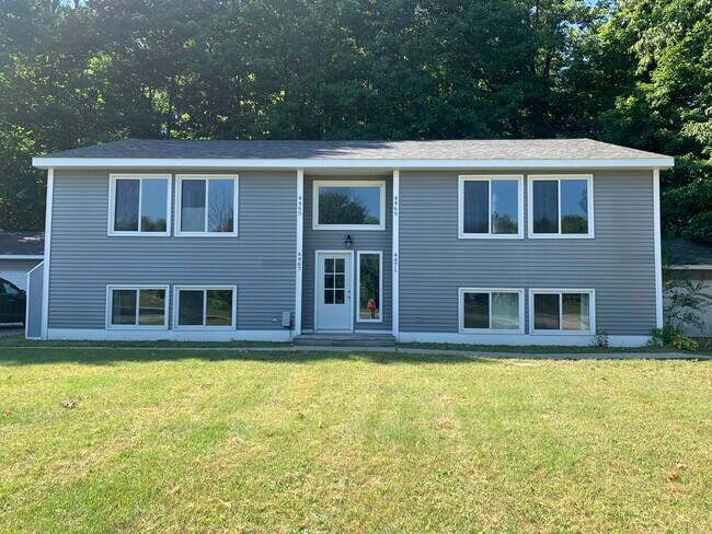 4471 Manhattan W in Traverse City, MI - Foto de edificio - Building Photo