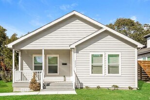 2003 E Overton Rd in Dallas, TX - Building Photo