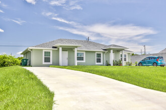 10242 Burlington Ave, Unit A in Englewood, FL - Building Photo - Building Photo