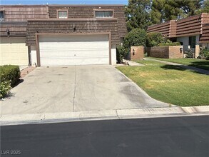 2963 Pinehurst Dr in Las Vegas, NV - Building Photo - Building Photo