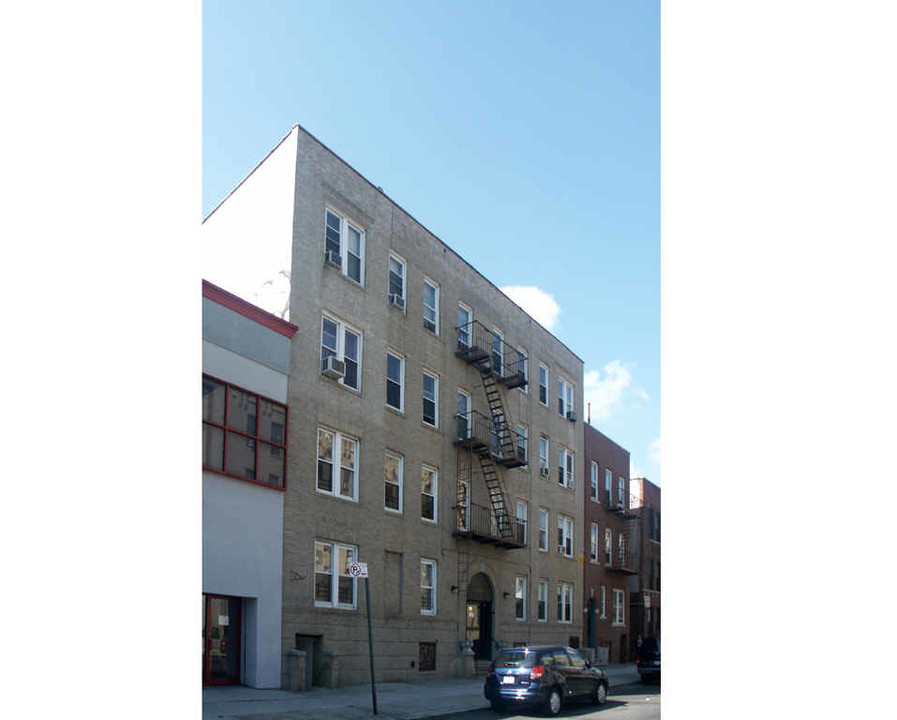 1405 Rowland St in Bronx, NY - Foto de edificio