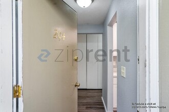 9807 NE 124th St in Kirkland, WA - Building Photo - Building Photo