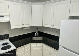 153 Cross Slope Ct in Englishtown, NJ - Building Photo - Building Photo