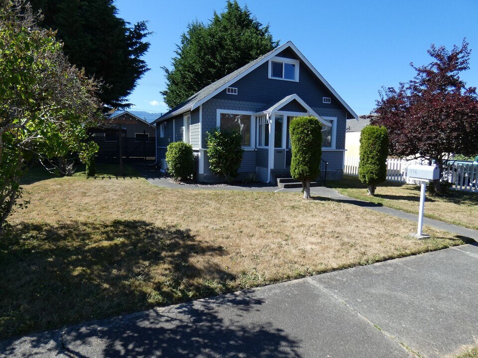416 E 6th St in Port Angeles, WA - Building Photo
