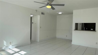 1001 Twin Lakes Dr in Coral Springs, FL - Building Photo - Building Photo