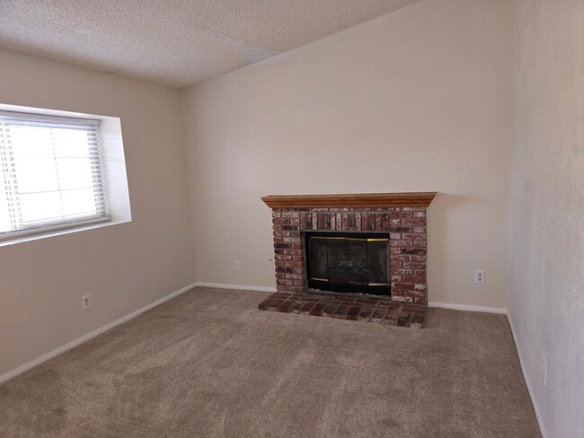 1018 Langhorn St in Lancaster, CA - Building Photo - Building Photo