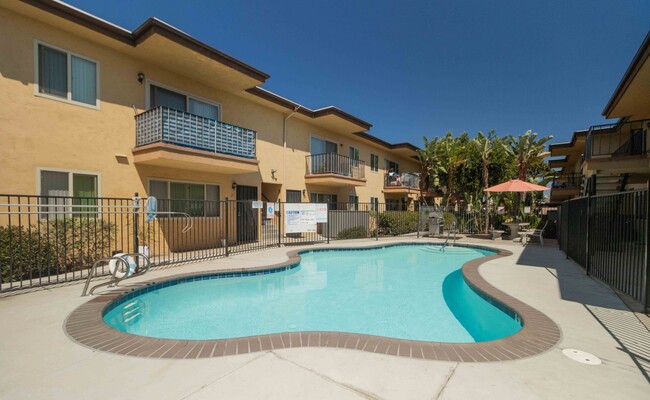 Parkway Plaza Apartments in Chula Vista, CA - Foto de edificio - Building Photo