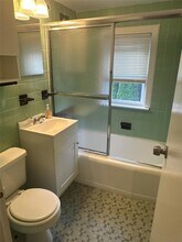 87 Oak St in Deer Park, NY - Building Photo - Building Photo