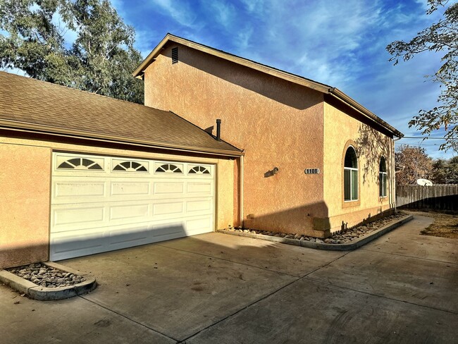 110 E Lang St in Hanford, CA - Building Photo - Building Photo