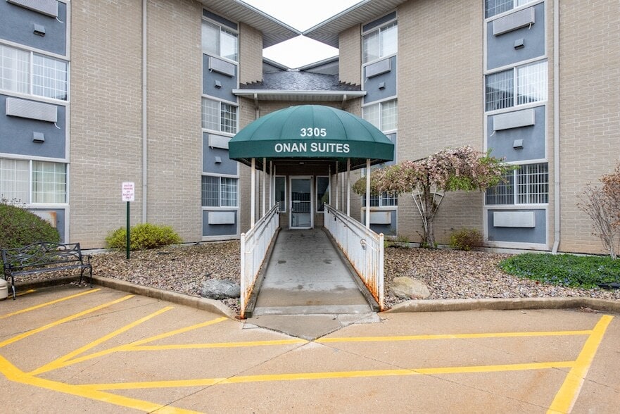 3305 Sunset Ave, Unit 114 in Waukegan, IL - Building Photo