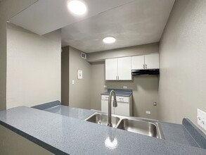 Southgate Manor Apartments in Fort Worth, TX - Building Photo - Building Photo