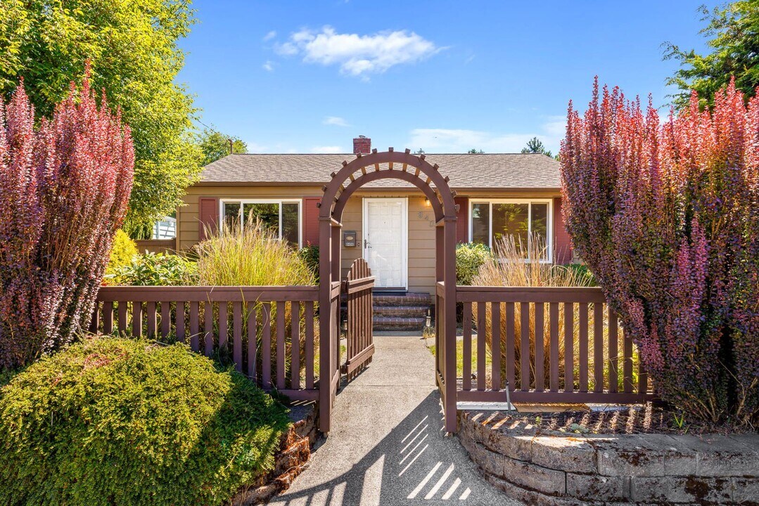 8406 9th Ave SW in Seattle, WA - Building Photo