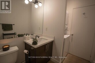 2 Fieldway Rd in Toronto, ON - Building Photo - Building Photo