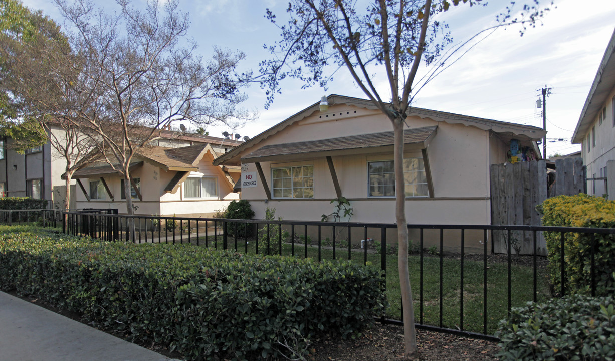 4825 Canoga St in Montclair, CA - Building Photo