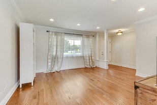 585 Woodlawn St in Hoffman Estates, IL - Building Photo