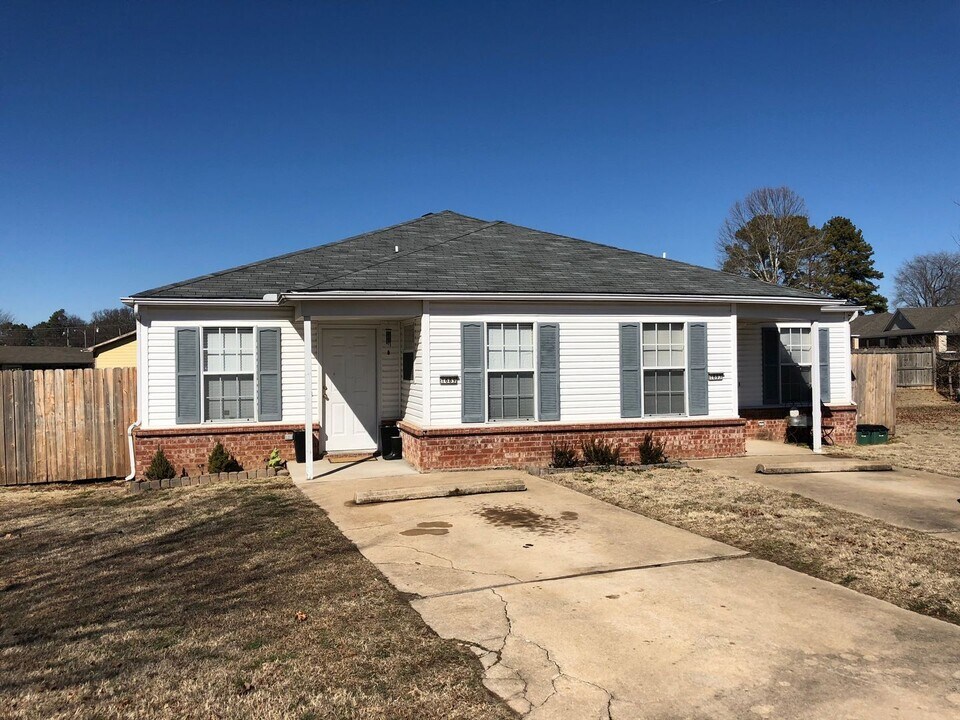 1685 N Linda Jo Pl in Fayetteville, AR - Building Photo