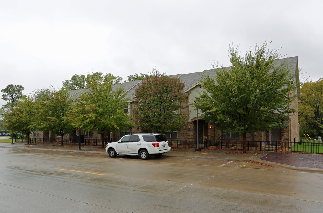 Townhomes at Bexar Street Village in Dallas, TX - Building Photo