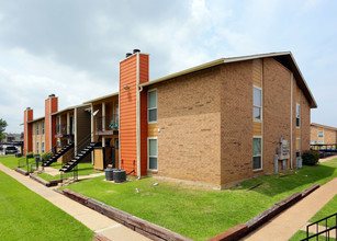 Bosque Estates Apartments in Dallas, TX - Building Photo - Building Photo