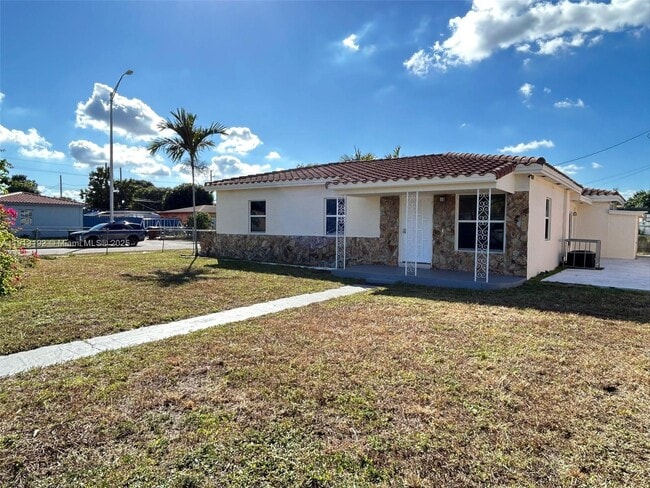 610 E 8th Ave in Hialeah, FL - Building Photo - Building Photo