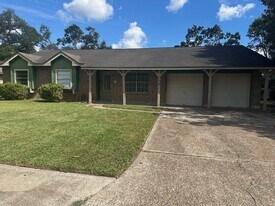 109 Pine St in Lake Jackson, TX - Building Photo