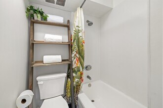 2421 Tusitala St in Honolulu, HI - Building Photo - Building Photo