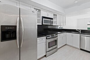 2977 McFarlane Rd in Miami, FL - Building Photo