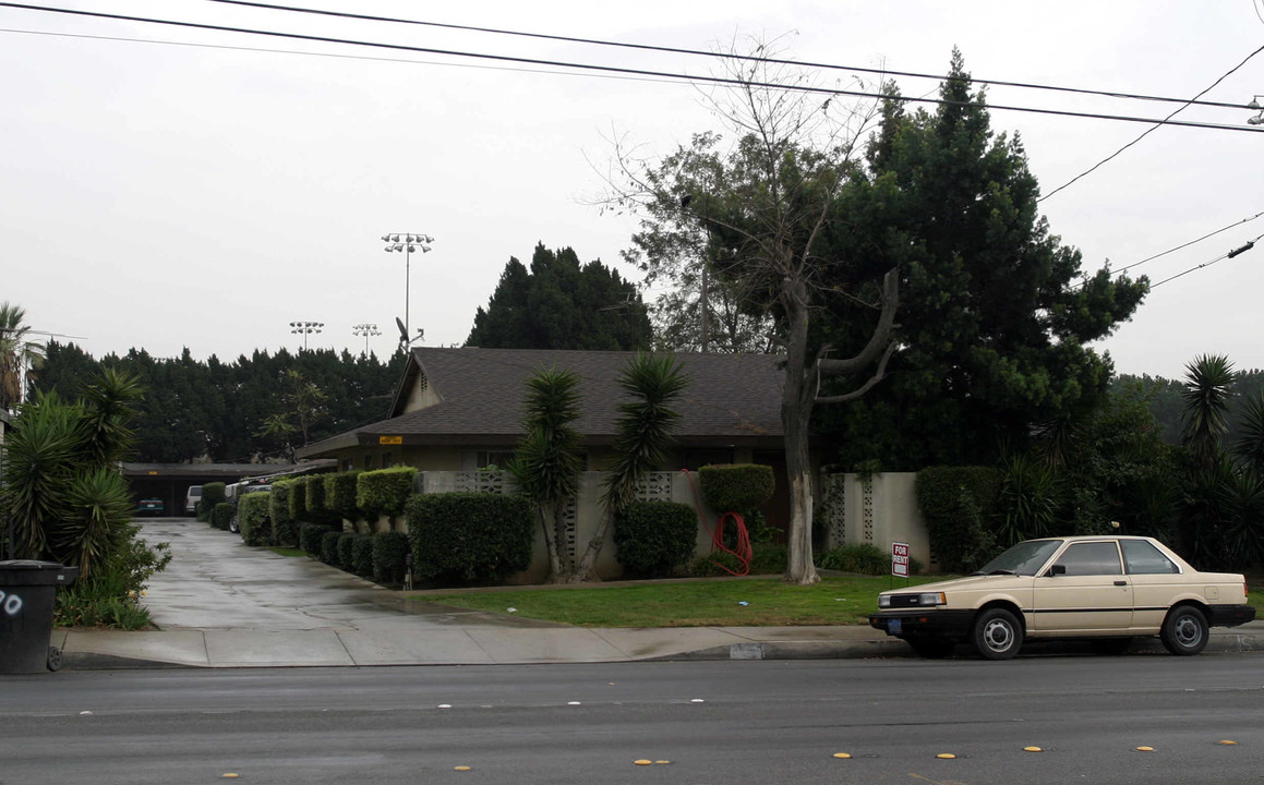 1090 S Towne Ave in Pomona, CA - Building Photo