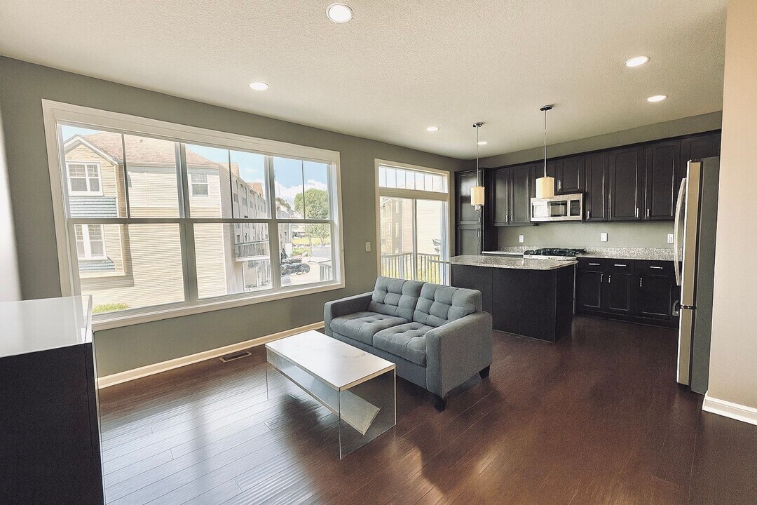 8291 Norwood Ln N in Osseo, MN - Building Photo