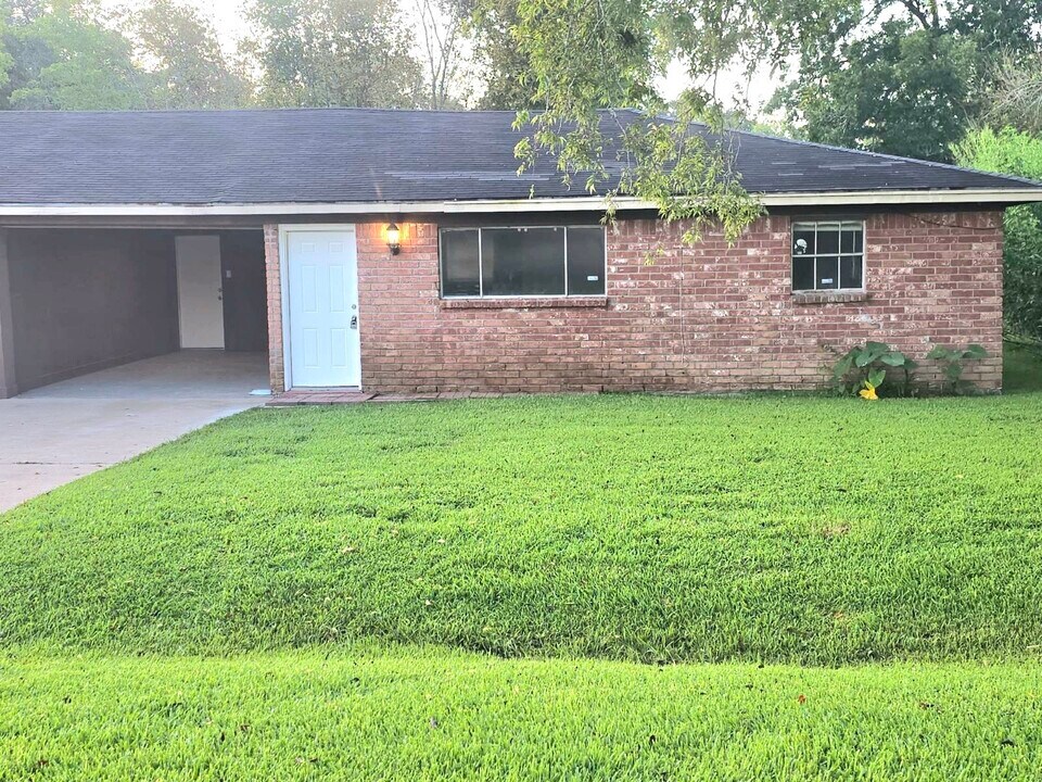 3451 Hwy 6 in Alvin, TX - Foto de edificio