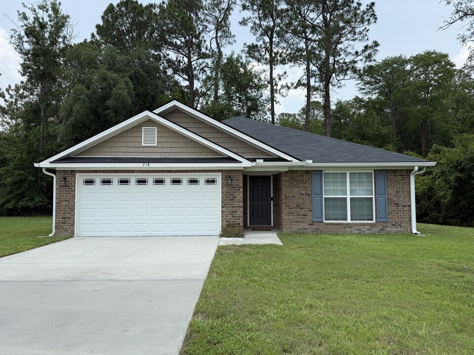 718 Highgrove Ct in Hinesville, GA - Building Photo