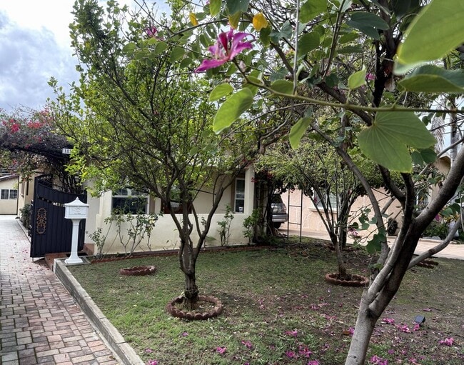 1838 Glenwood Rd in Glendale, CA - Foto de edificio - Building Photo