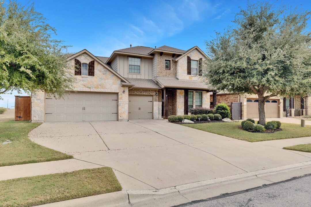 208 Norcia Loop in Liberty Hill, TX - Foto de edificio