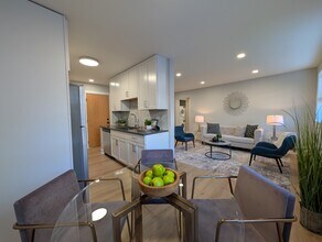 531 W Aldine Ave, Unit 414 in Chicago, IL - Building Photo - Building Photo