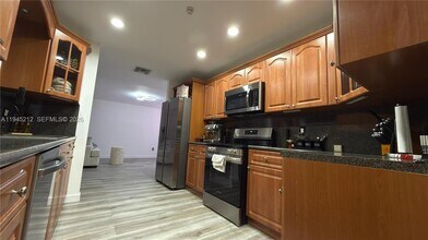 1001 SW 98th Ave in Pembroke Pines, FL - Foto de edificio - Building Photo