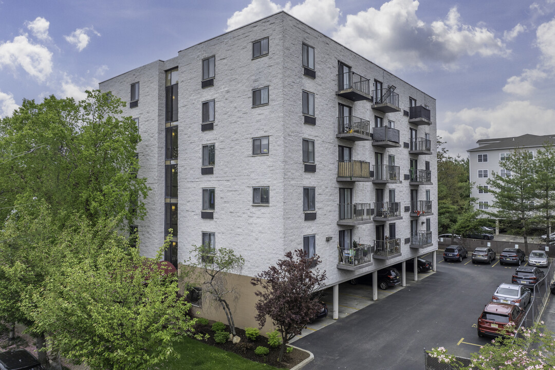 Park Lane Condominium in Hackensack, NJ - Building Photo