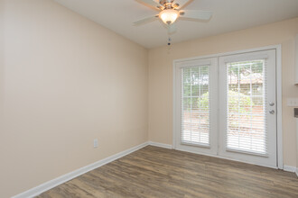 Canterbury Woods in Wilmington, NC - Foto de edificio - Interior Photo