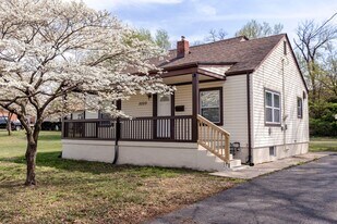 2220 Auburn Dr in Shively, KY - Building Photo