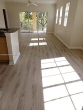 2493 Centergate Dr in Miramar, FL - Foto de edificio - Building Photo