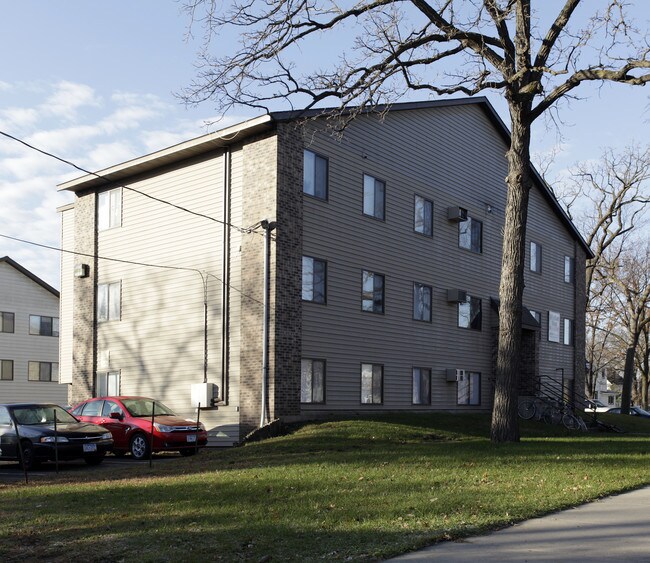 750 5th St S in St. Cloud, MN - Foto de edificio - Building Photo
