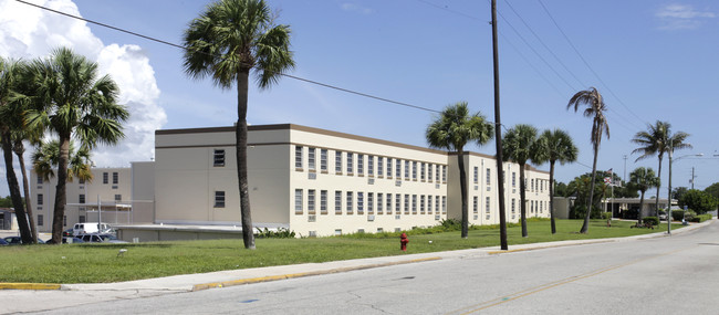 Buell L. Brown Center in Fort Pierce, FL - Building Photo - Building Photo