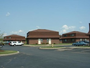 Field Pointe Townhomes in Newark, OH - Building Photo - Building Photo